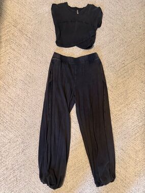 Free People got shot crossover set
Bottom size M
top size S